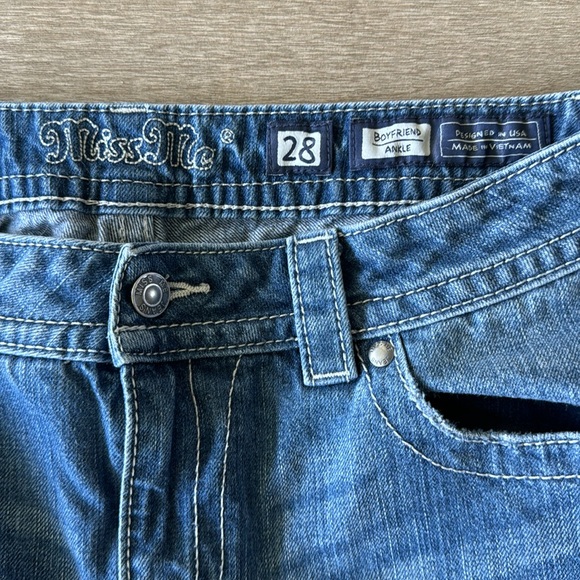 Miss Me Boyfriend Ankle Distressed Jeans Size: 28 - Picture 4 of 7